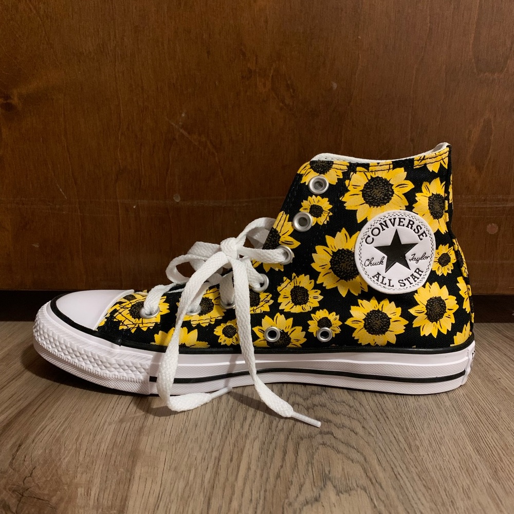 Black converse chuck taylors with sunflower detail women’s size 7, high tops